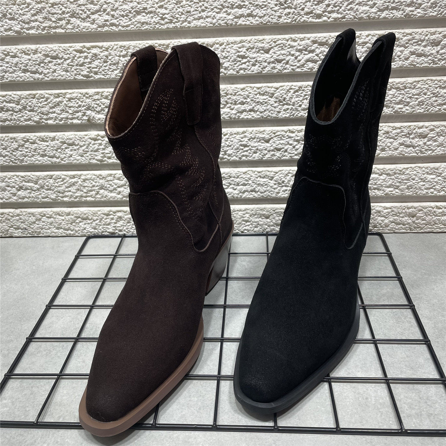 断码处理复古美式粗跟高跟尖头刺绣西部牛仔靴子女秋新款真皮短靴