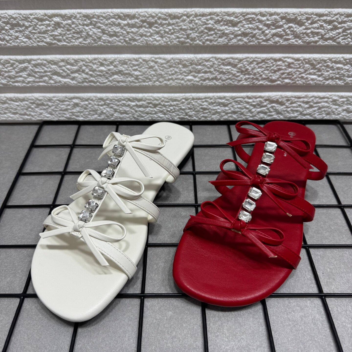 断码处理水钻蝴蝶结平底凉拖鞋女夏季款波西米亚仙女风露趾一字拖