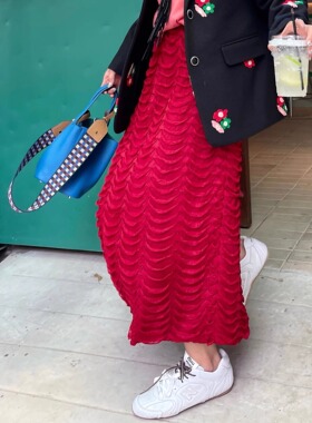 无法复刻的经典元气复古红半身裙高级设计感小众肌理中长款直筒裙