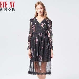 EVENY伊芙心悦热销款桑蚕丝印花面料显瘦花边V字领连衣裙女