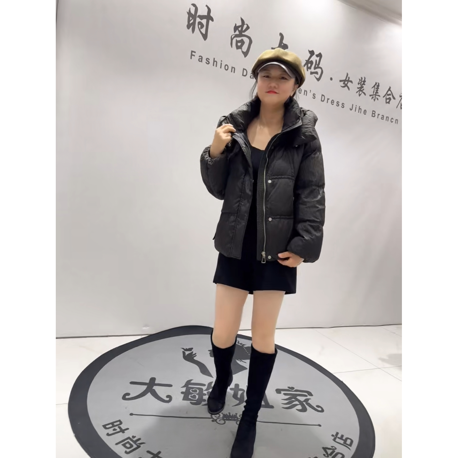 9001芮娜依莲冬新款加肥大码女装通勤立体剪裁连帽加厚保暖羽绒服