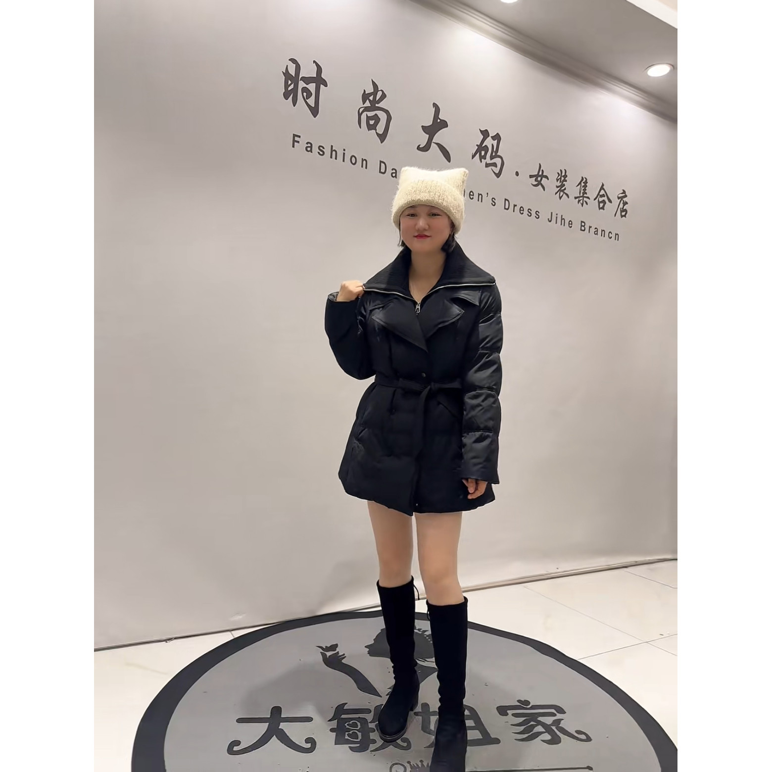 芮娜依莲9037冬新款加肥大码女装胖妹妹显瘦减龄针织领收腰羽绒服