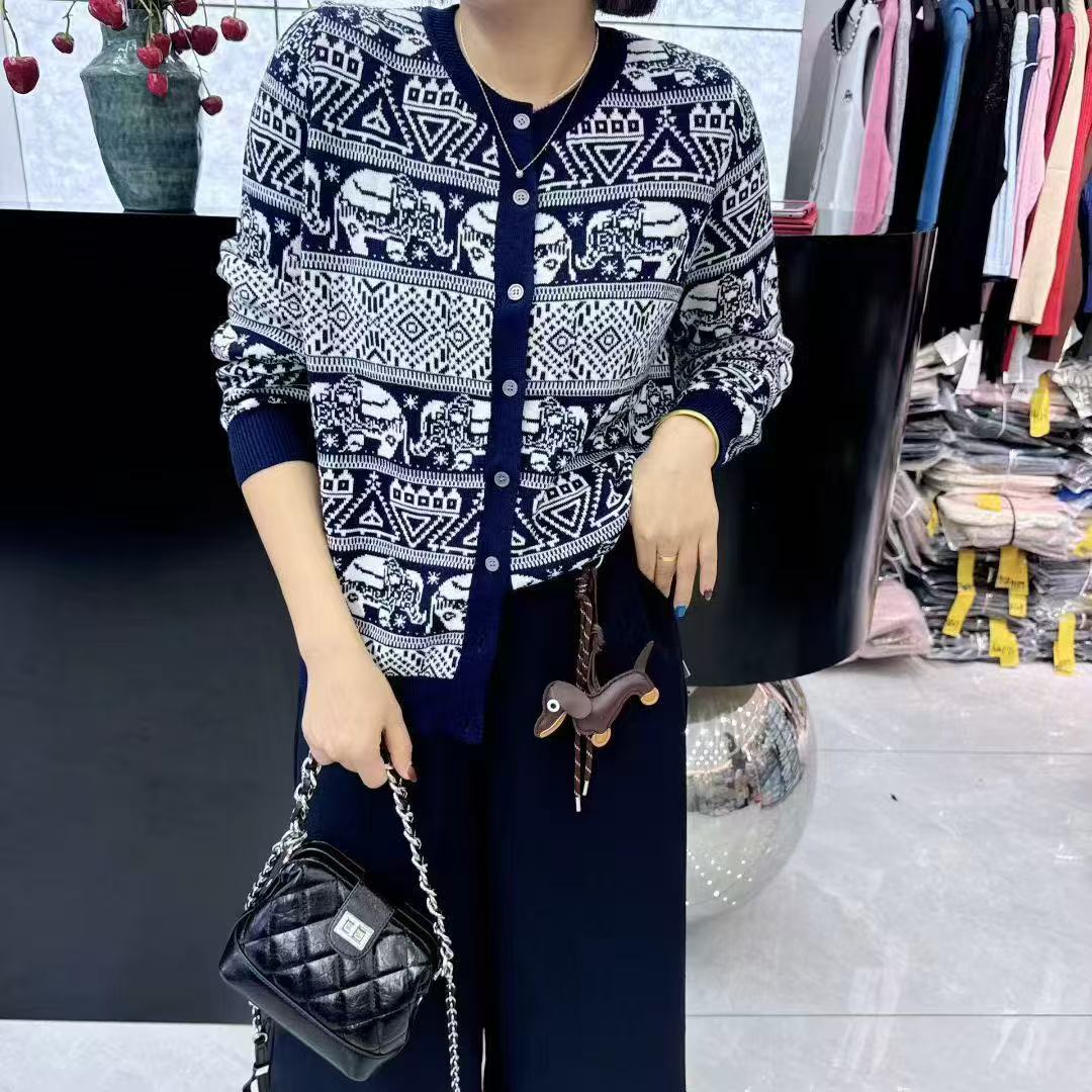 3930妃儿红2025冬季新款大码女装显瘦上衣开衫毛衣打底针织小衫