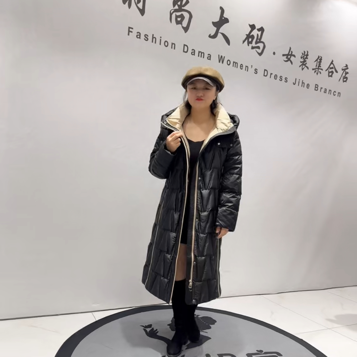 9818芮娜依莲冬新款加肥大码女装通勤立体剪裁连帽长款保暖羽绒服