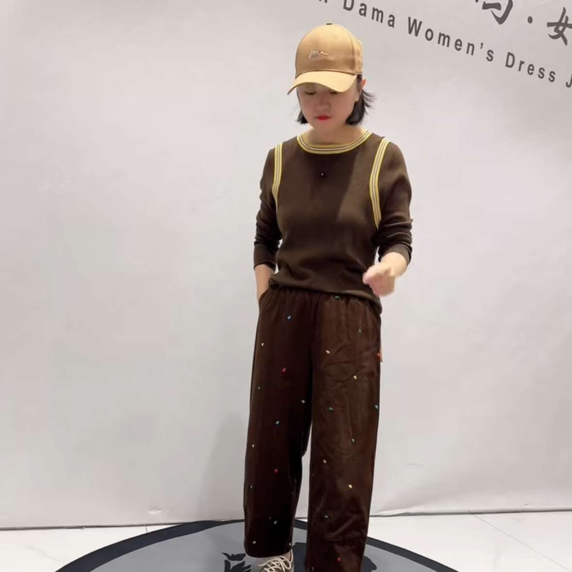 6187芮娜依莲2026春新款加肥大码女装通勤立体剪裁松紧腰条绒裤子