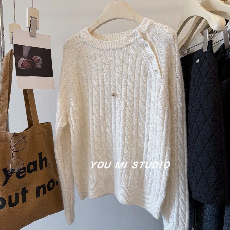 软糯糯~%13山羊绒混纺领口一排扣复古绞花圆领套头绵羊毛针织衫女