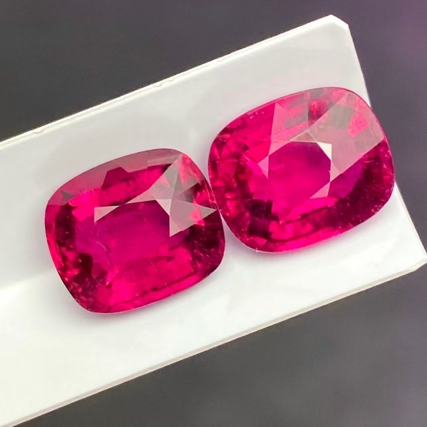 8.35克拉天然红碧玺卢比莱耳钉料