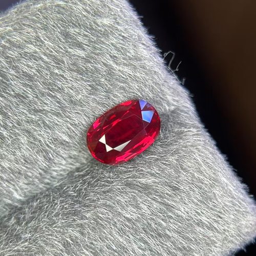 1.29克拉天然无烧鸽血红宝石戒面