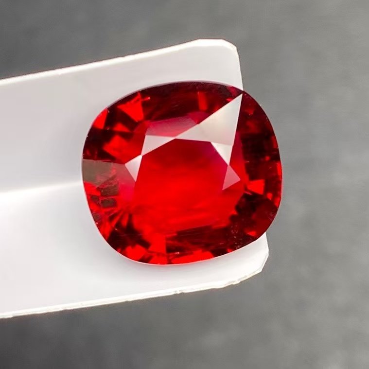 8.38克拉天然卢比来鸽血红碧玺戒面裸石颜色正红 精品宝石红色调