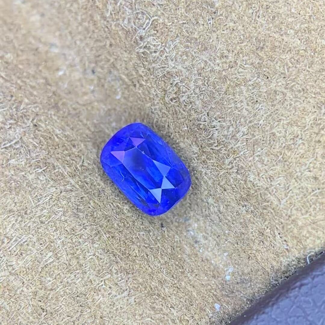1.03克拉天然皇家蓝宝石戒面长方形珠宝裸石明亮色晶体通透彩宝