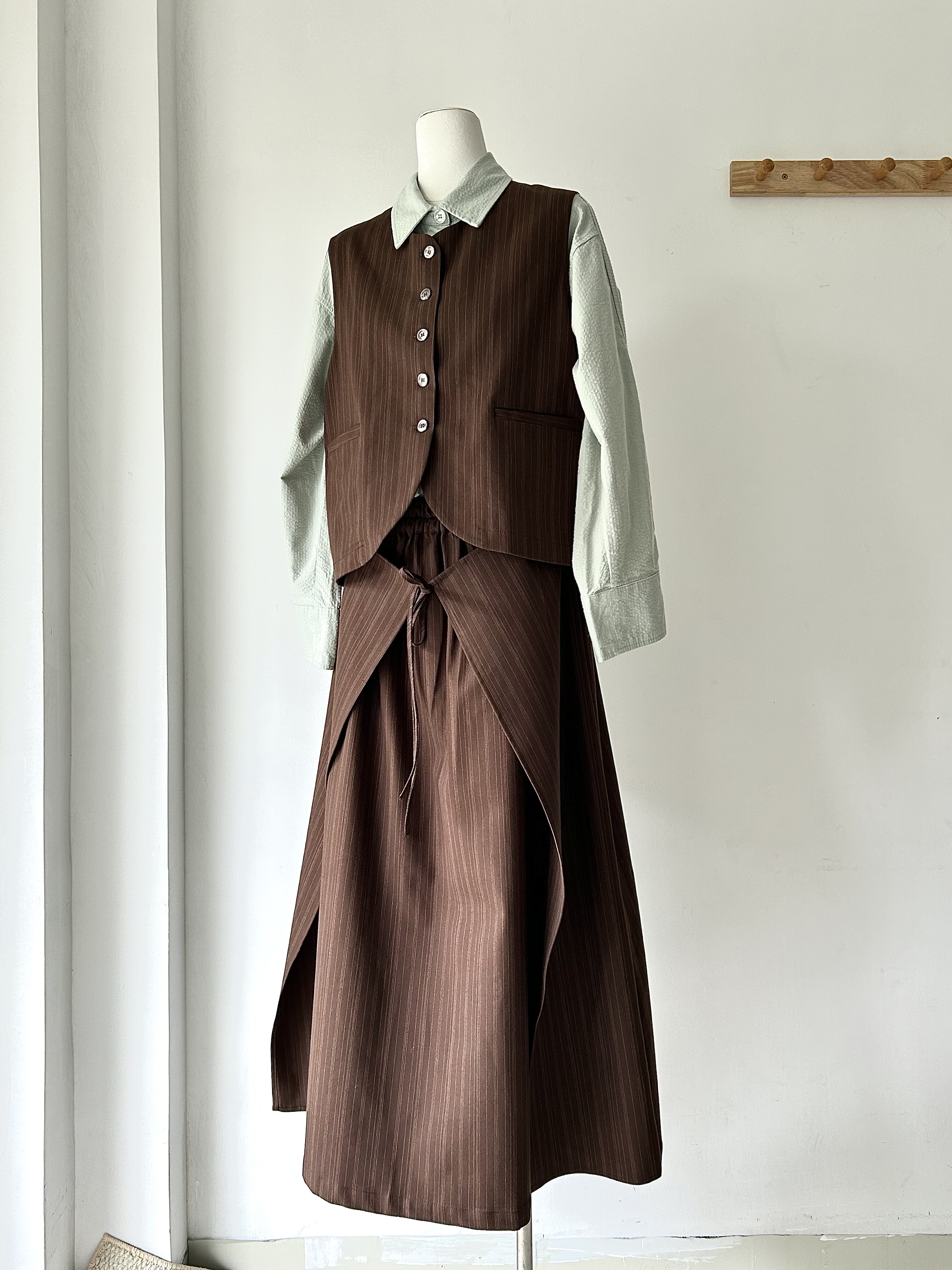 捡漏日单！高级老钱感 美拉德咖色系百搭彩贝马甲+设计感半裙套装