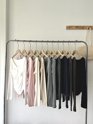 立时三刻 工作室25秋新款 一字肩褶皱交叉不规则上衣优雅修身长袖