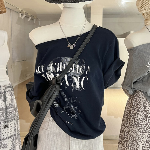 美式复古一字领露肩斜肩印花T恤