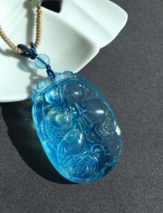 天然冰川蓝色海蓝宝雕刻年年有余吊坠 晶体通透 总重34.8克