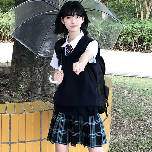 学院风日系衬衫马甲格裙套装自然
