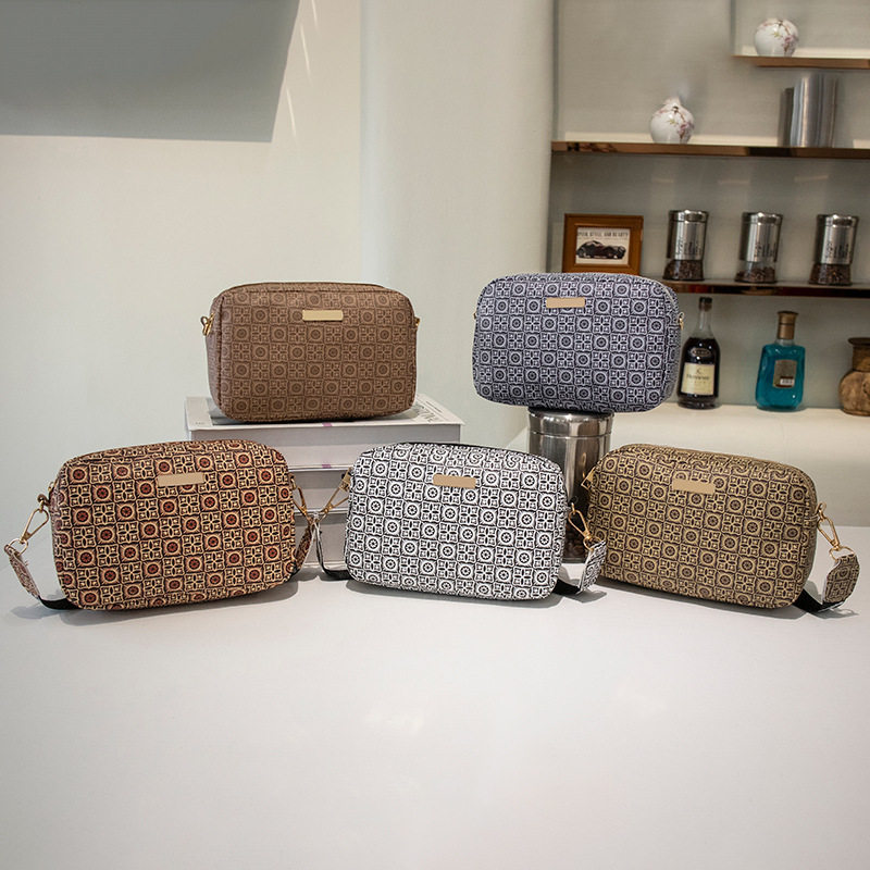 女包2023新款方格花料铁片彩带斜挎相机包休闲简易小方包礼品小包,运动包/户外包/配件,挎包/拎包/休闲包,淘宝优惠券,粉丝福利购,淘宝优惠卷