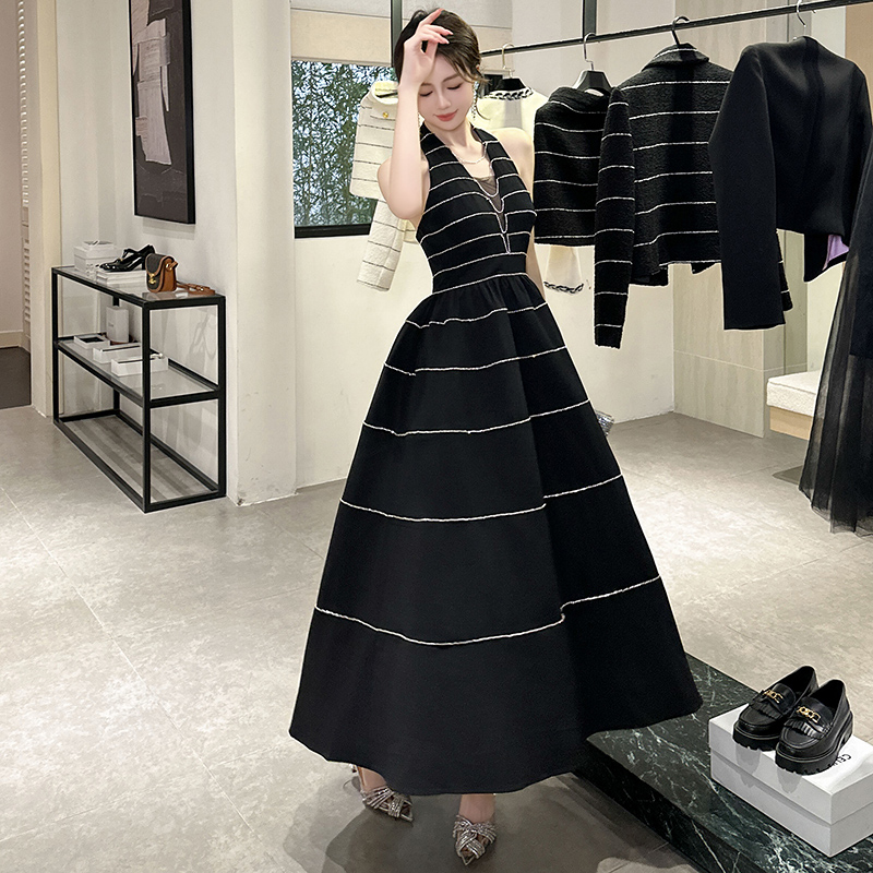 深V挂脖高级感年会晚宴礼服裙长款法式轻奢小众无袖黑色连衣裙女