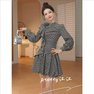 富家千金风灰色波点连衣裙2026新款褶皱收腰设计感小众显瘦花苞裙