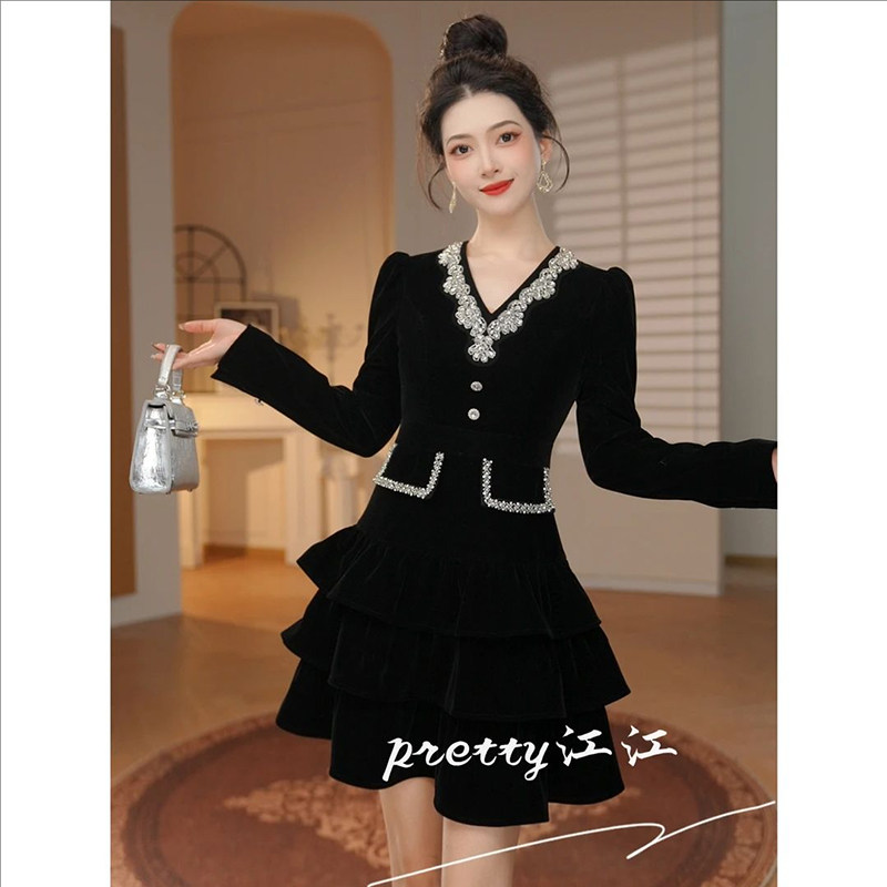 重工镶钻御姐感气质欧洲站连衣裙女荷叶边V领显瘦设计感长袖裙子
