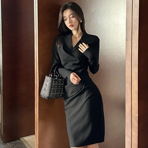 法式高冷御姐风V领连衣裙秋季性感修身气质显瘦设计师包臀小黑裙