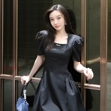 法式高级感收腰小个子黑色连衣裙夏季赫本风轻奢女神范气质小黑裙