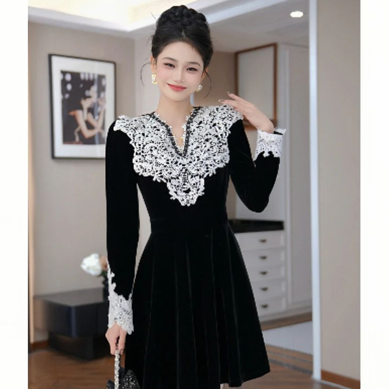 蕾丝拼接女人味连衣裙