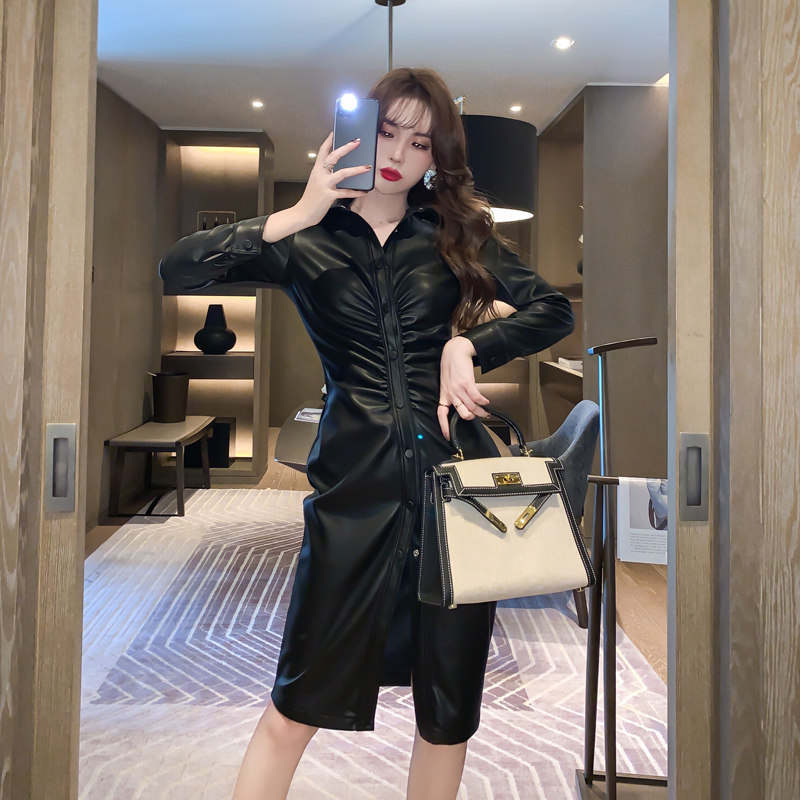 法式赫本风PU皮打底裙配大衣小黑裙修身性感皮衣连衣裙2026年新款