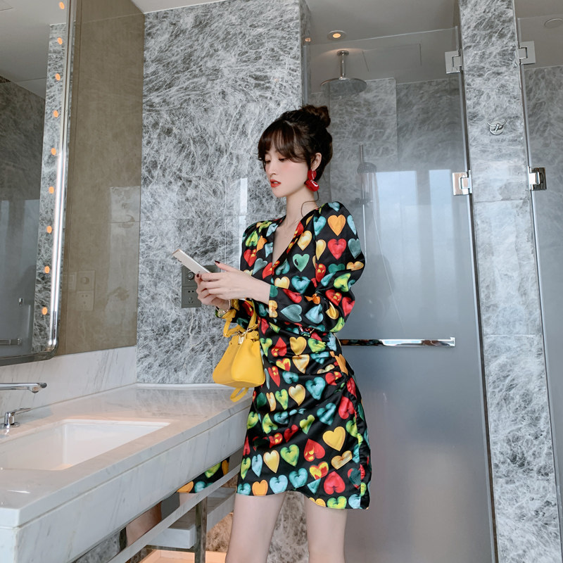 韩国缎面减龄显瘦连衣裙女秋彩色几何印花性感V领小清新甜美裙子