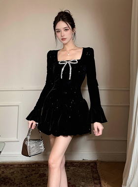 法式高级感晚宴生日喇叭袖礼服连衣裙2026新款收腰显瘦方领小黑裙