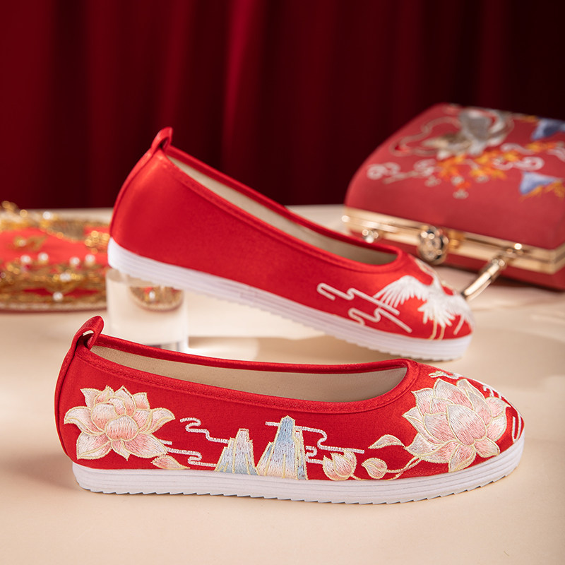 SANKENG GIRL AUTUMN ORIGINAL ANCIENT STYLE ROUND TOE FLAT BOTTOM CHINESE RED NOT TIRED FOOT EMBROIDERY CHINESE STYLE WEDDING SHOES EMBROIDERED SHOES