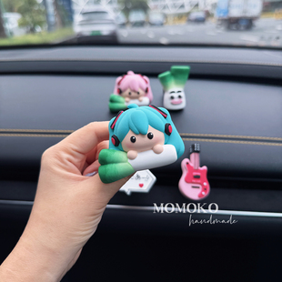 车载香薰二次元初音灵感中控装饰吉他香薰石膏扩香石出风口摆件