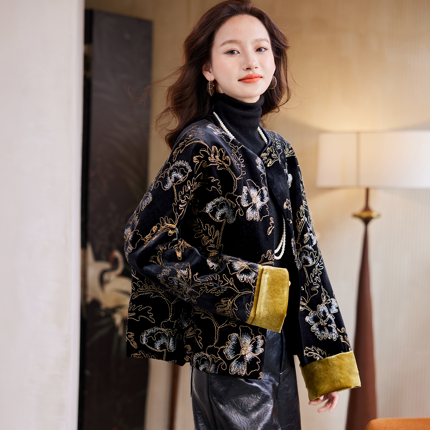 宝诗黎重工刺绣丝绒短外套