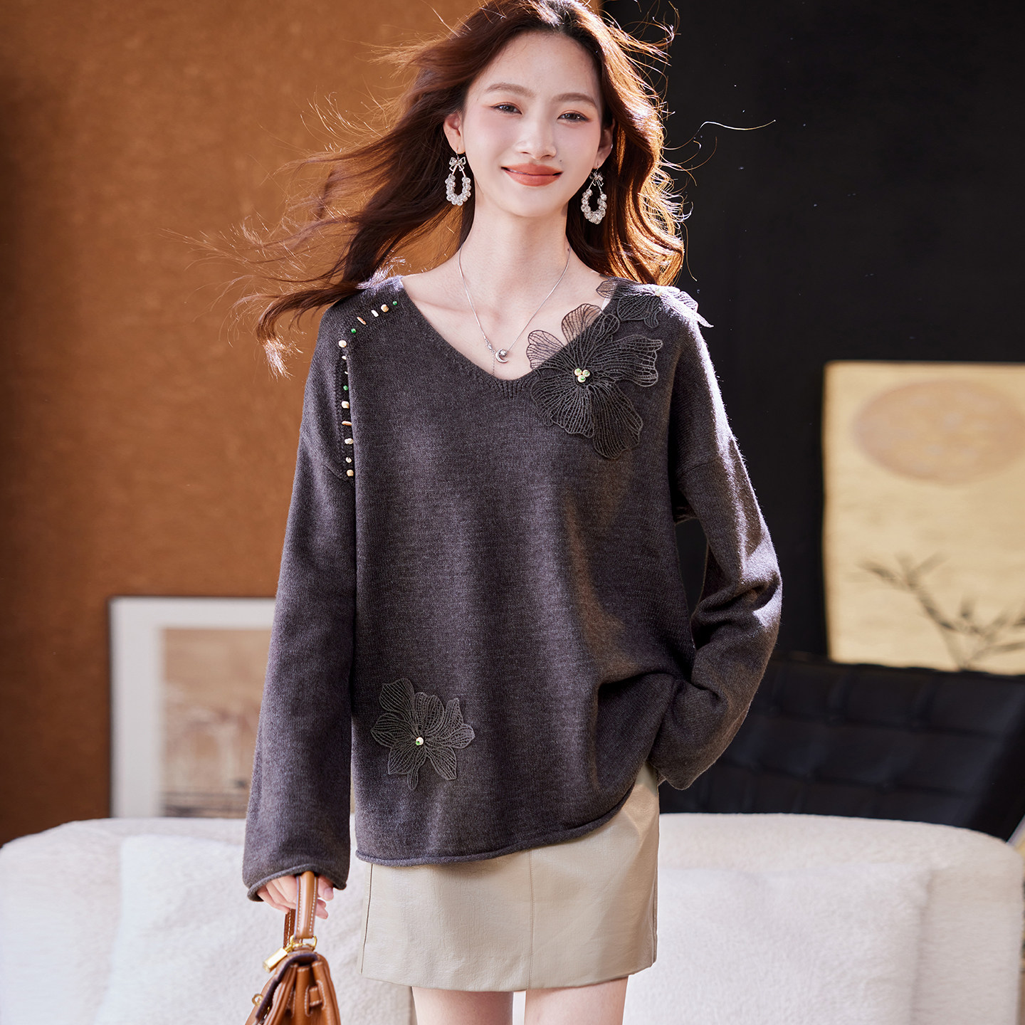 宝诗黎V领蕾丝拼接慵懒毛衣