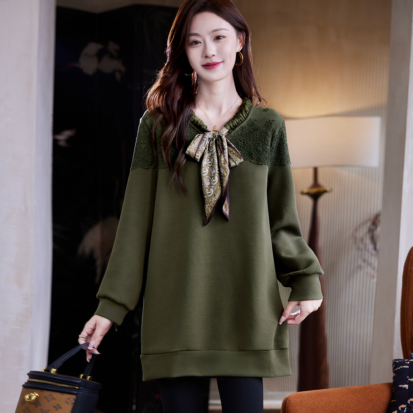 宝诗黎系带刺绣拼接中长卫衣