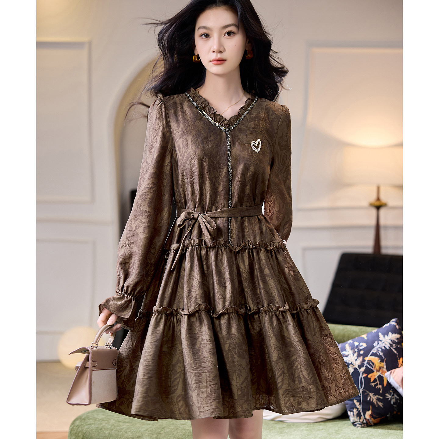 宝诗黎V领钉珠提花连衣裙2026春季气质优雅时尚系带收腰A字休闲裙