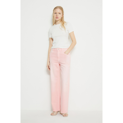 直筒超柔软粉色牛仔裤