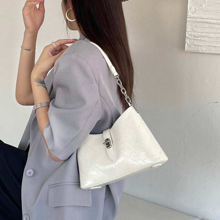 女包2026新款韩版小香风绣线菱格牛角腋下包单肩斜挎链条包饺子包