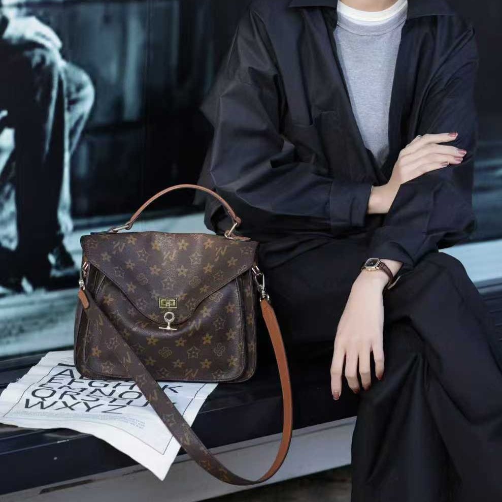 女包2026新款韩版软皮老花邮差包简约通勤手提包休闲单肩斜挎包包