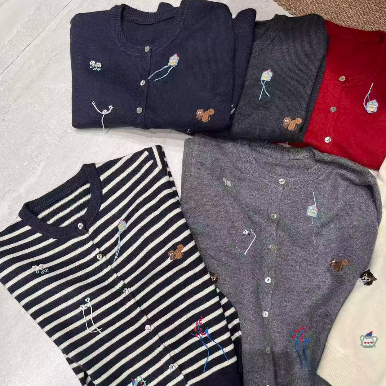 软乎乎的重工条纹绣花卡通圆领长袖减龄针织衫开衫毛衣外套上衣女