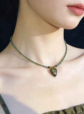 酒馆原创｜复古设计感捷克琉璃爱心项链墨绿色复古吊坠项链新中式
