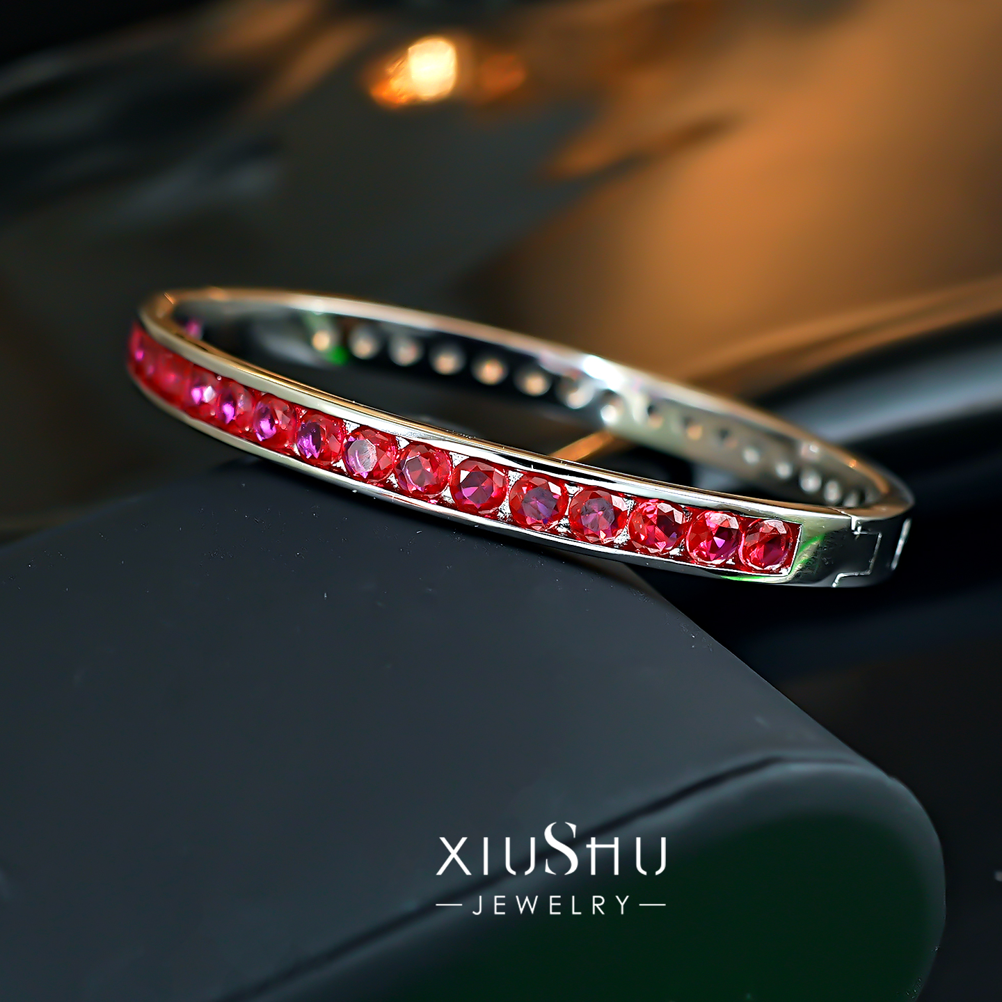 鸽血红宝石色镀金手镯