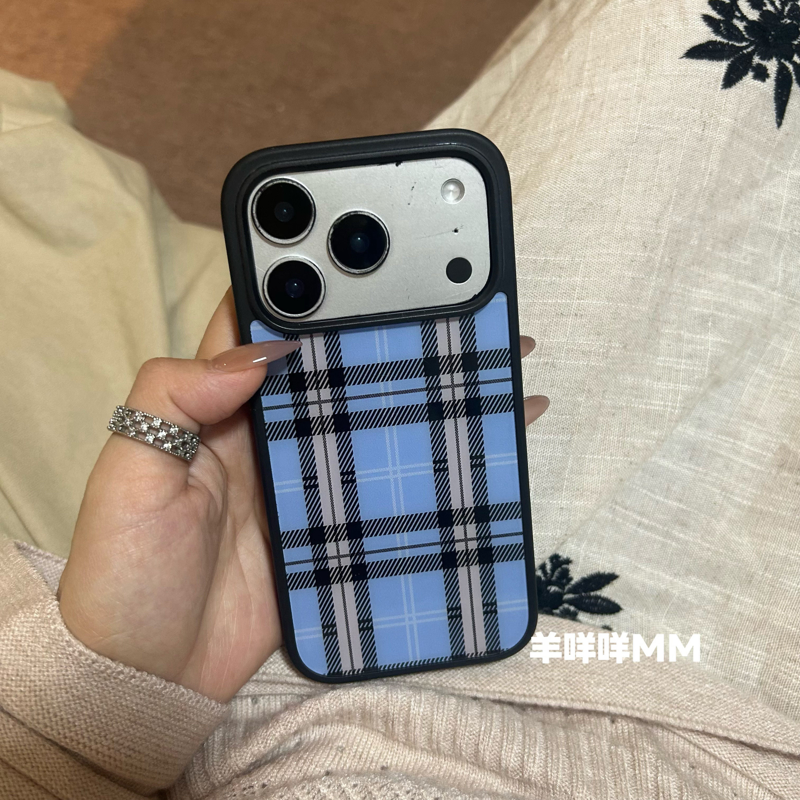 羊咩咩MM简约韩系ins小众苹果17ProMax适用16Pro蓝条格纹手机壳iPhone15少女心17Pro高级感17软保护套