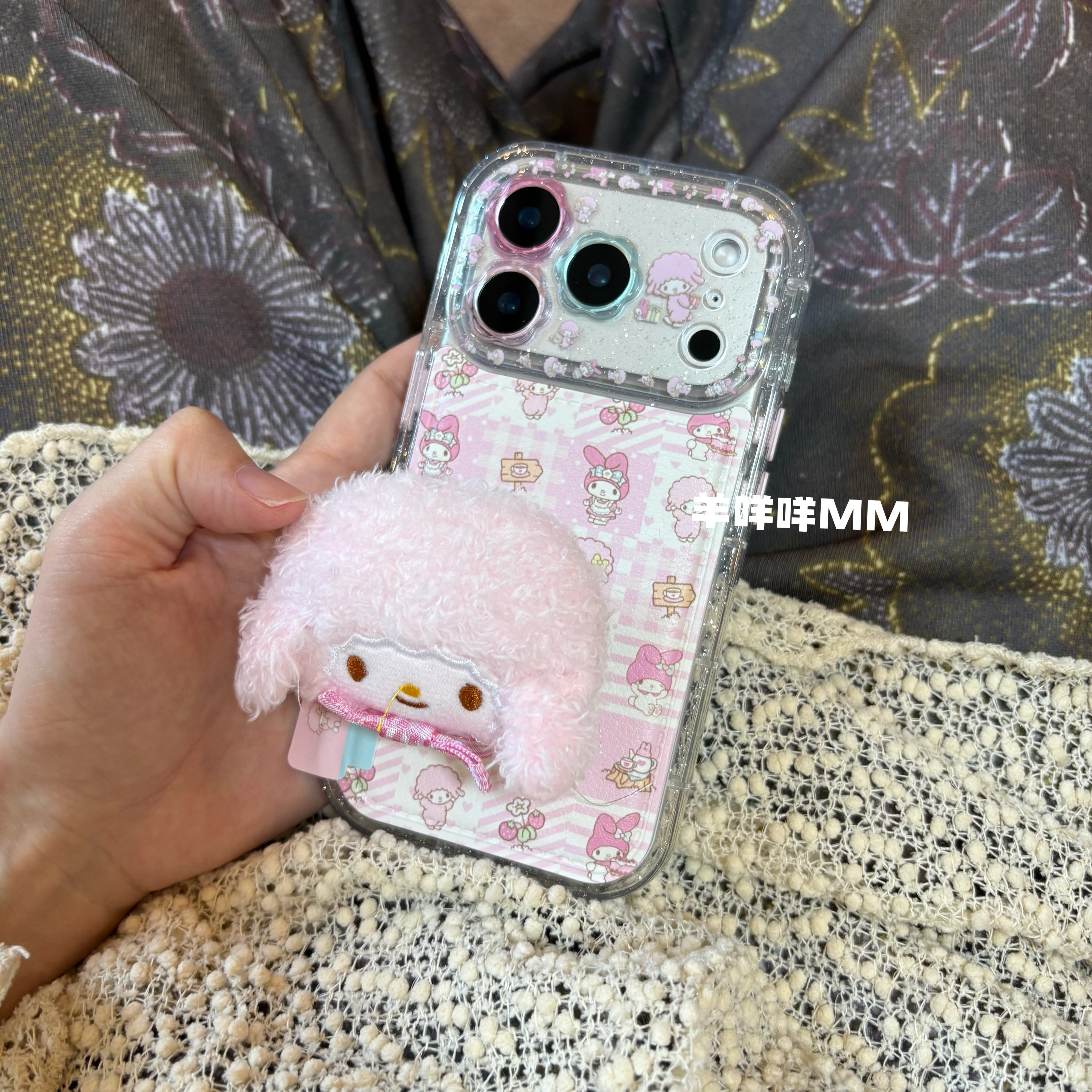 羊咩咩MM可爱创意花朵镜头苹果17韩系可爱支架手机壳适用iPhone16ProMax少女心15卡通13皮质软14保护套