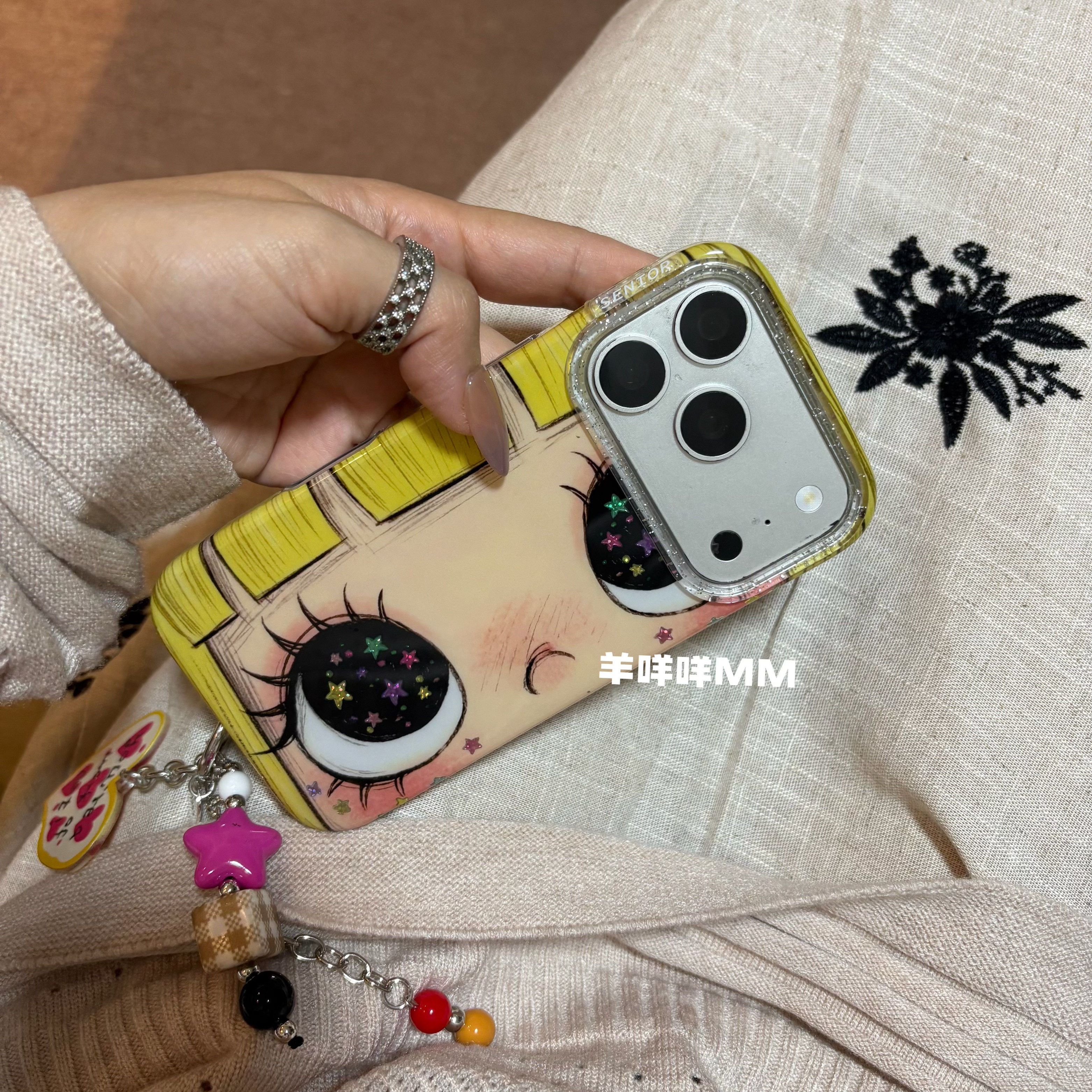 羊咩咩MM日韩卡通苹果17ProMax可爱小玉yuy手机壳适用iPhone13/14全包15Pro少女心链条16防摔17Pro软套