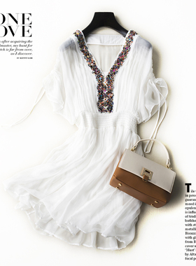 白色仙气真丝连衣裙夏2024新款桑蚕丝钉珠V领收腰显瘦海边度假裙