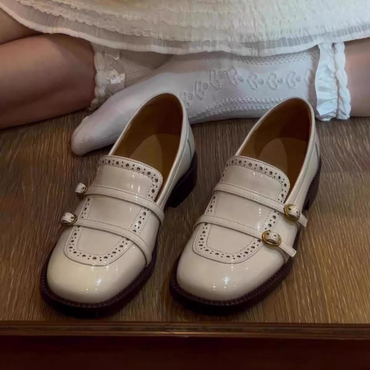 巨美~雕花皮带扣低跟乐福鞋女圆头英伦风小皮鞋漆皮一脚蹬单鞋女