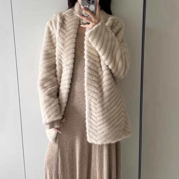 巨好看初冬毛毛外套女2026新款短款白色显瘦高级感人字纹环保皮草