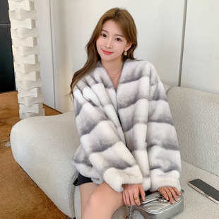 冬新款时尚气质仿龙猫V领高级感皮草皮毛一体獭兔环保毛毛外套女
