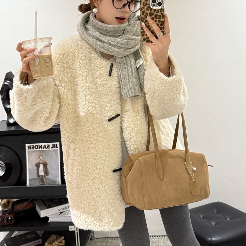 2025冬季新款韩版时尚圆领高级设计感纽扣仿羊羔毛皮毛一体外套女