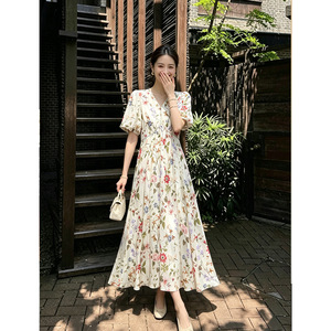 法式V领真丝印花连衣裙女夏季泡泡袖收腰显瘦桑蚕丝碎花长裙度假
